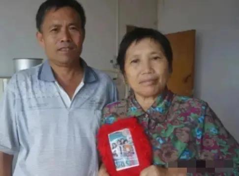 1999年，湖南一男子丧偶后，与邻村一离婚女子结婚，一家人靠男子种地为生，某天男
