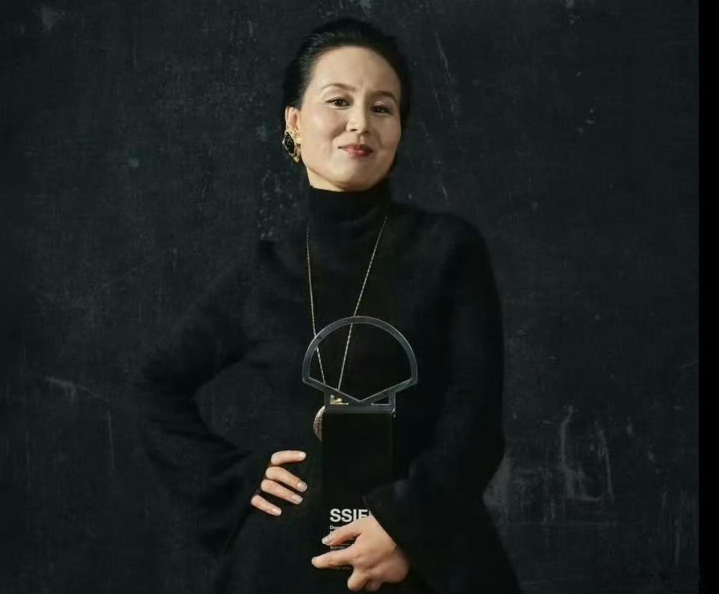 我对《监狱来的妈妈》的剧情不了解，但看到有外媒锐评该片“揭露对囚犯人权的漠视”。