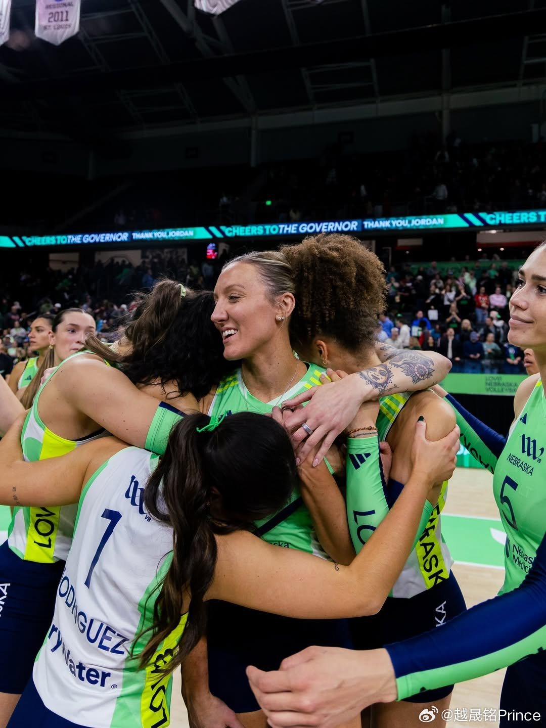 排球 👋 乔丹.拉尔森在内布拉斯加完成了职业生涯的最后一场比赛，祝福未来一切好