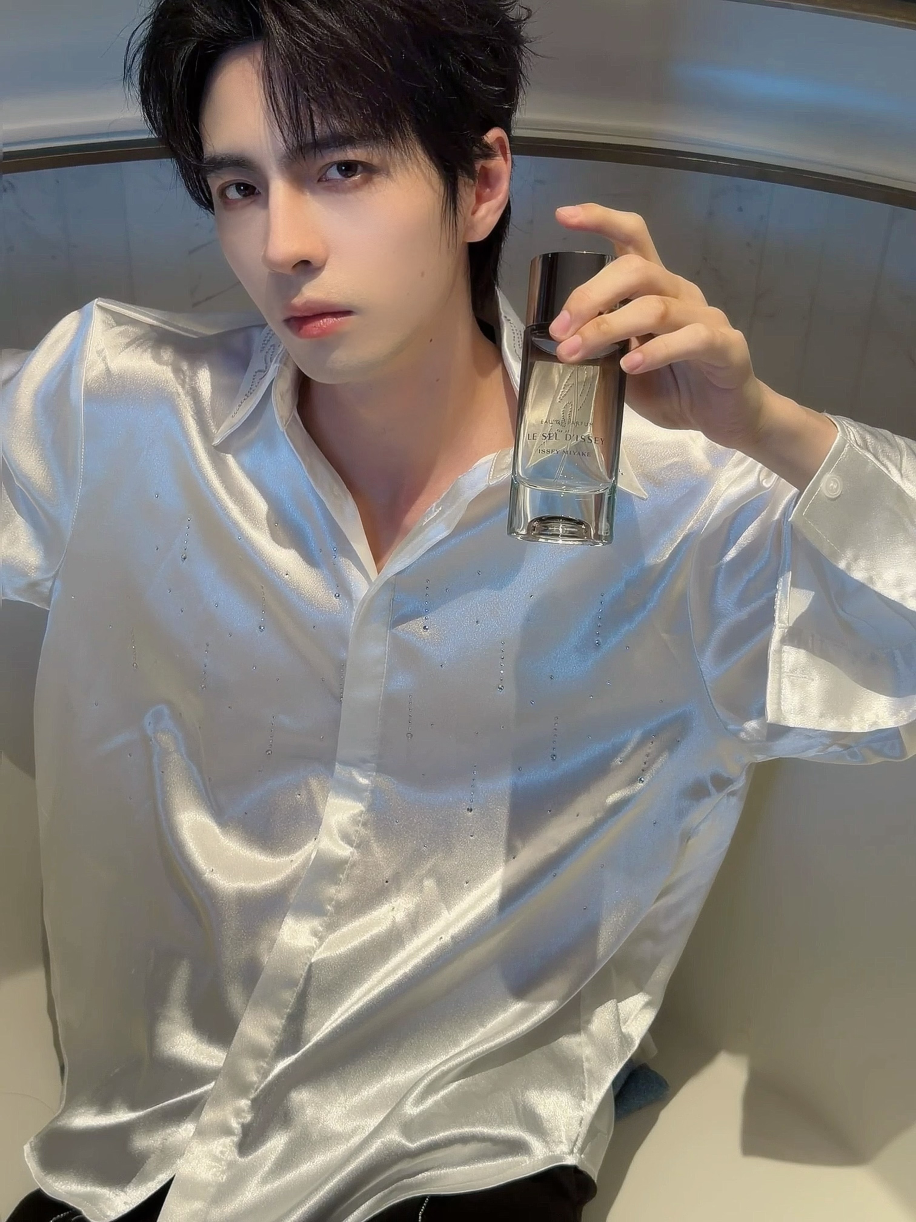 第一眼把衣服上的钻当成了水🥵 