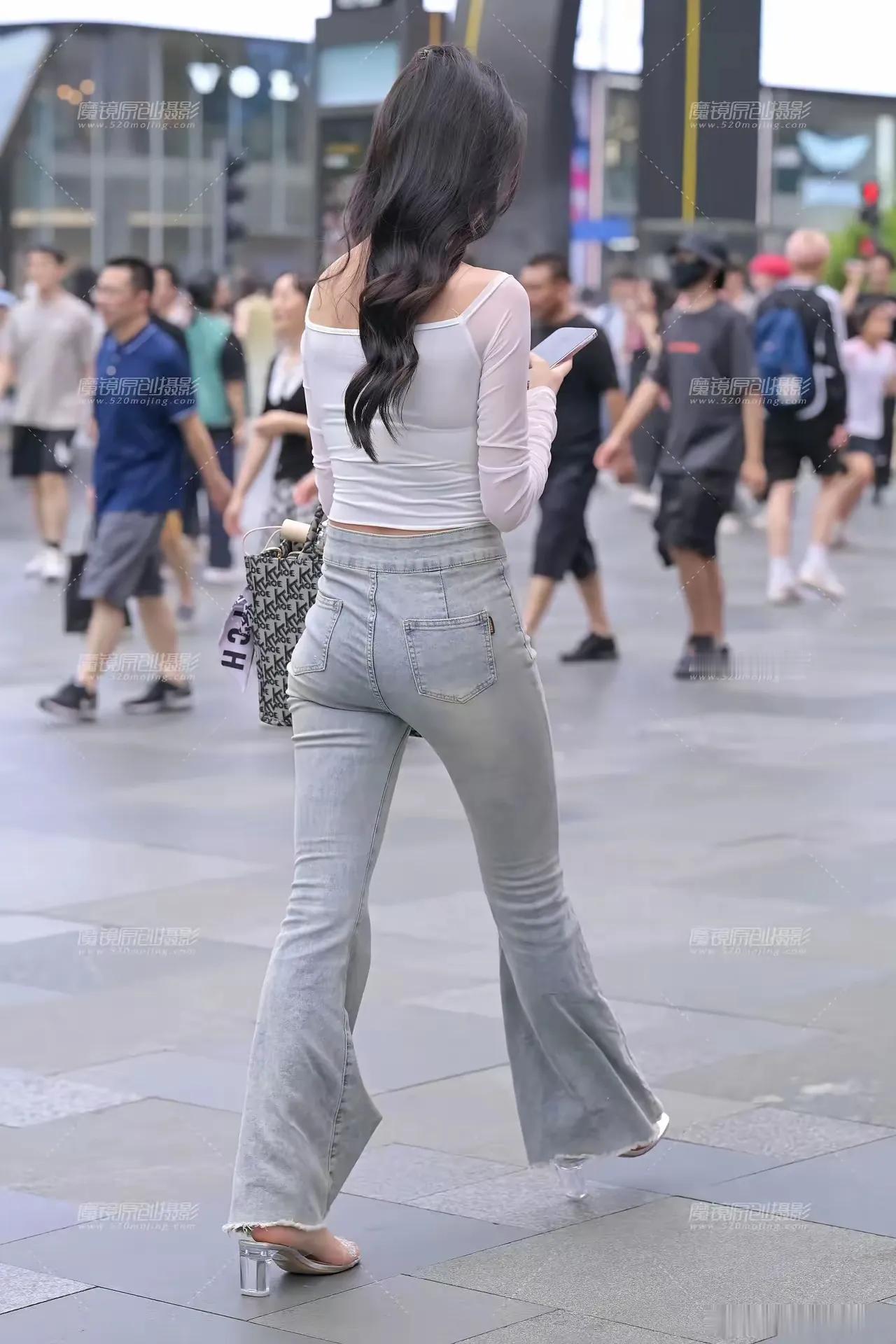 街拍好身材美女们（系列140）紧身牛仔裤 如何把黑色系穿出时尚感 美女街拍 街拍