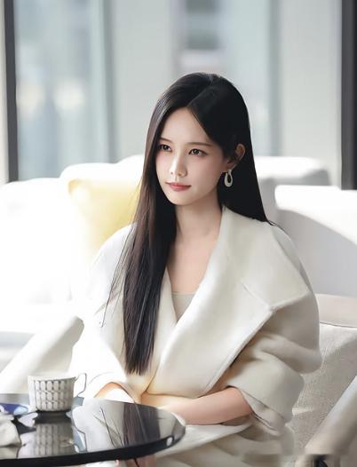 易梦玲美人余预告镜头李一桐易梦玲同框镜头美人余看到李一桐和易梦玲同框的时候确实眼