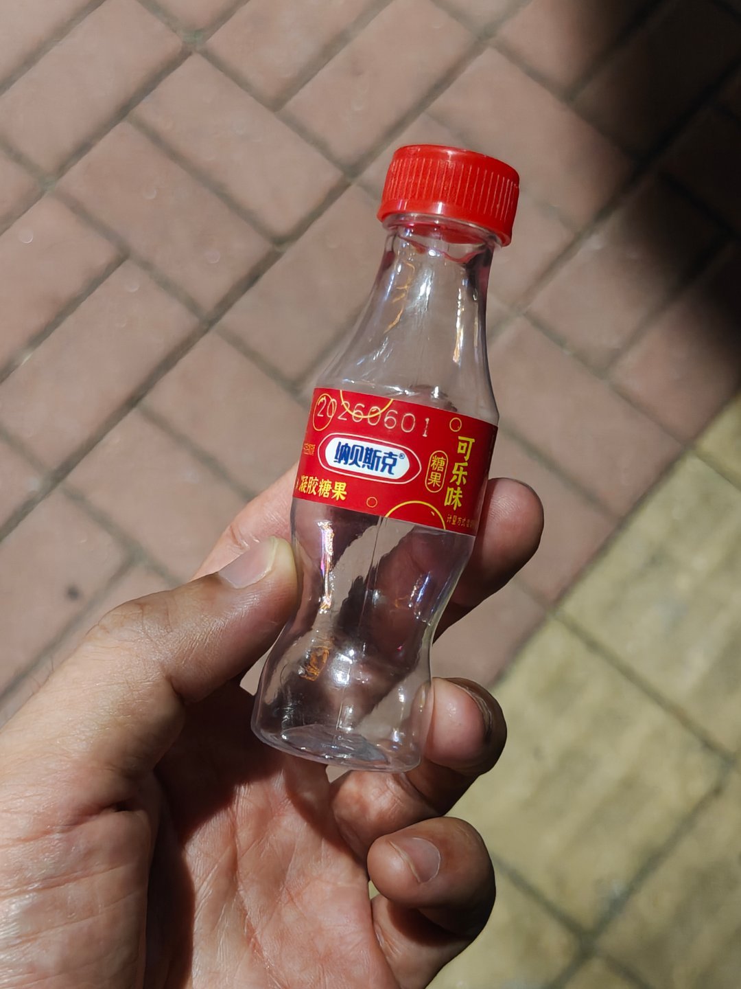 跑步的时候把眼镜摘了差点踩到这个小瓶子上面摔一跤。。。 
