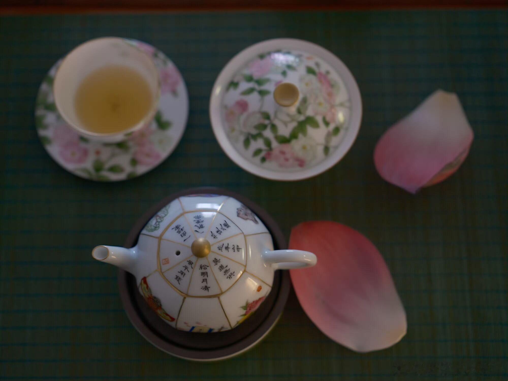 正官代表自尊，约束，羞耻等，正印代表名誉，压抑，善良，传统等。正官正印的人，在感