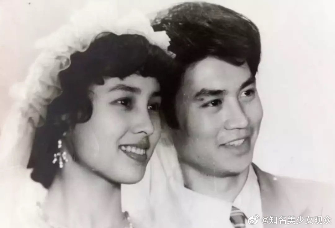 金晨妈妈的鼻子太权威了，虽然她偏随爸爸一些，也好看哪，搞不懂金晨，是不是想要拥有
