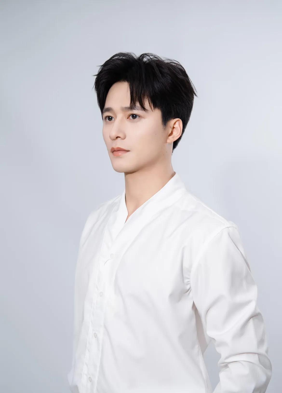 短剧男演员最轻松的
就是王皓祯了
北京有房有车，不想拍戏直接休息15天
 
来一