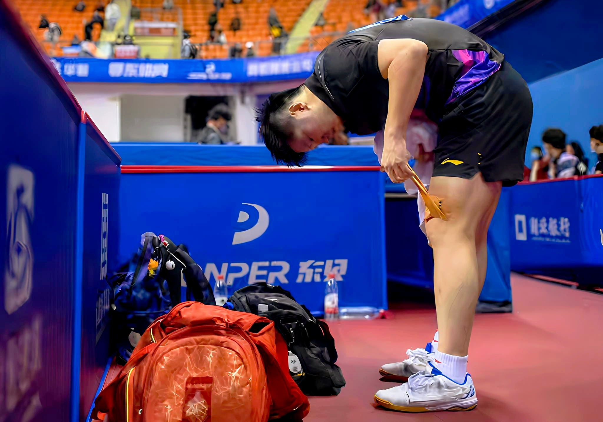 捂住胸口 控制 一切都在不言中。 