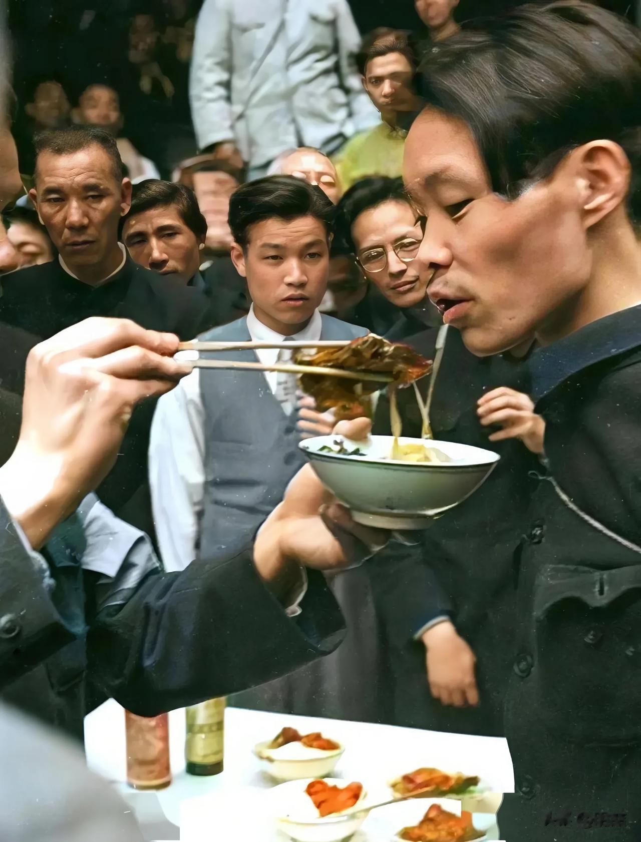 这张照片让人感到无比痛心，照片是美国摄影师于1949年5月11日在上海拍摄的，在