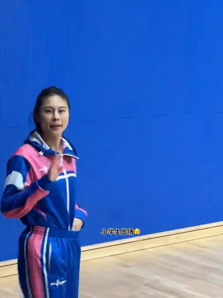 这是在干嘛？不愧是六姐王思雨玩的，都是独一无二。小学生出场，盯梢上小贾，双手叉腰