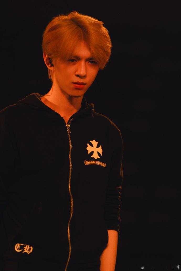 何浩楠晒成都演唱会彩排照何浩楠成都彩排时间到何浩楠晒出成都十个勤天巡回演唱会彩排