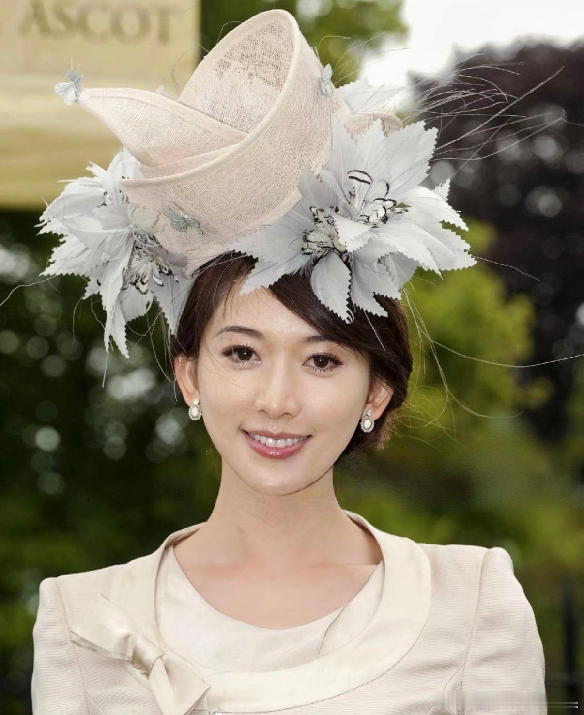 林志玲会回头看我林志玲的教养没有保质期从空乘到工作人员，从路人到粉丝，林志玲的礼