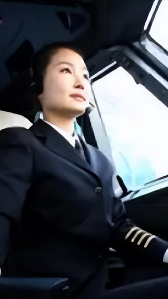 王峥，国航首位女机长，1982年生，毕业于中国民航大学。2005年进入国航，20
