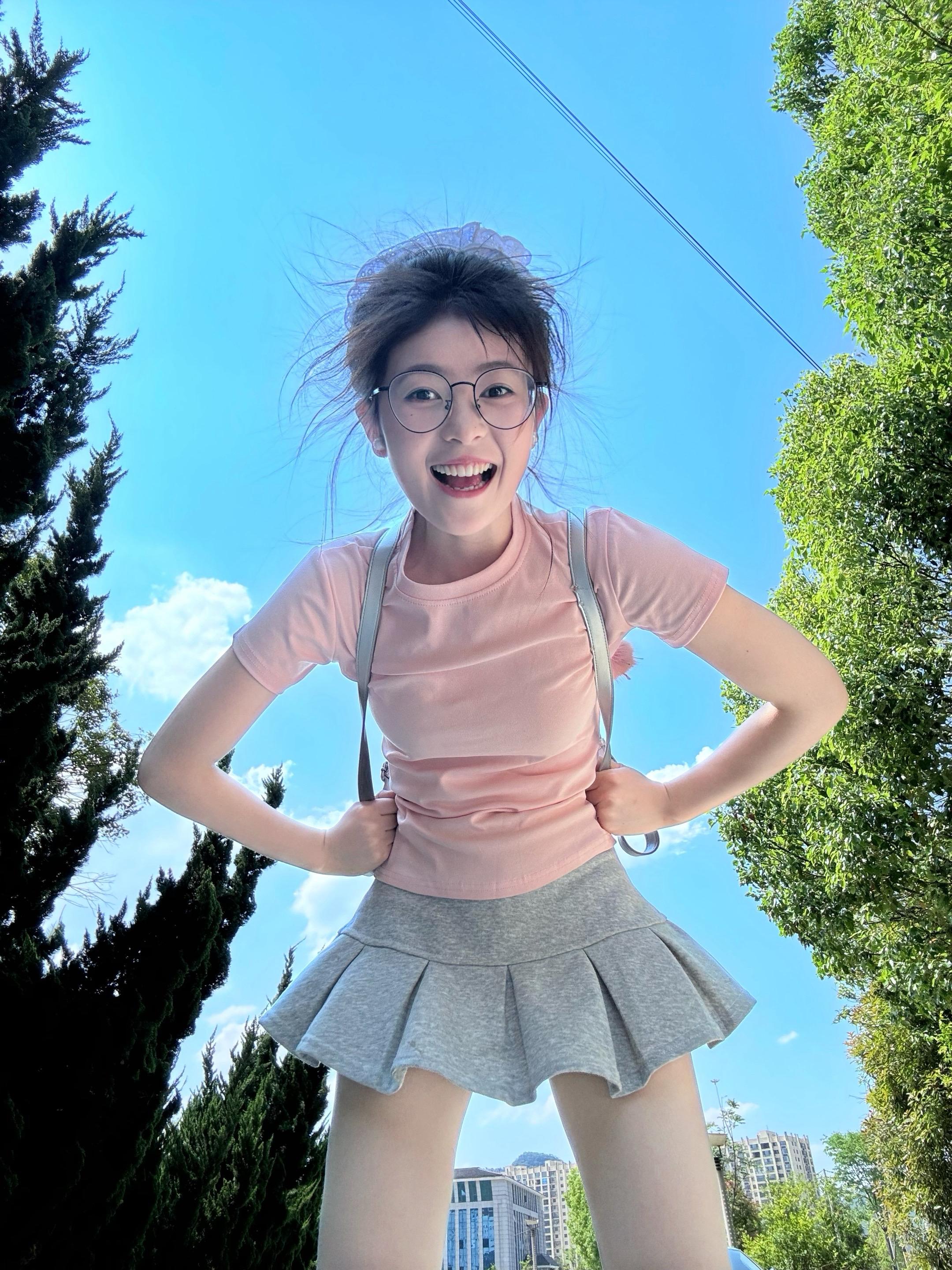 人和天空一样明亮。