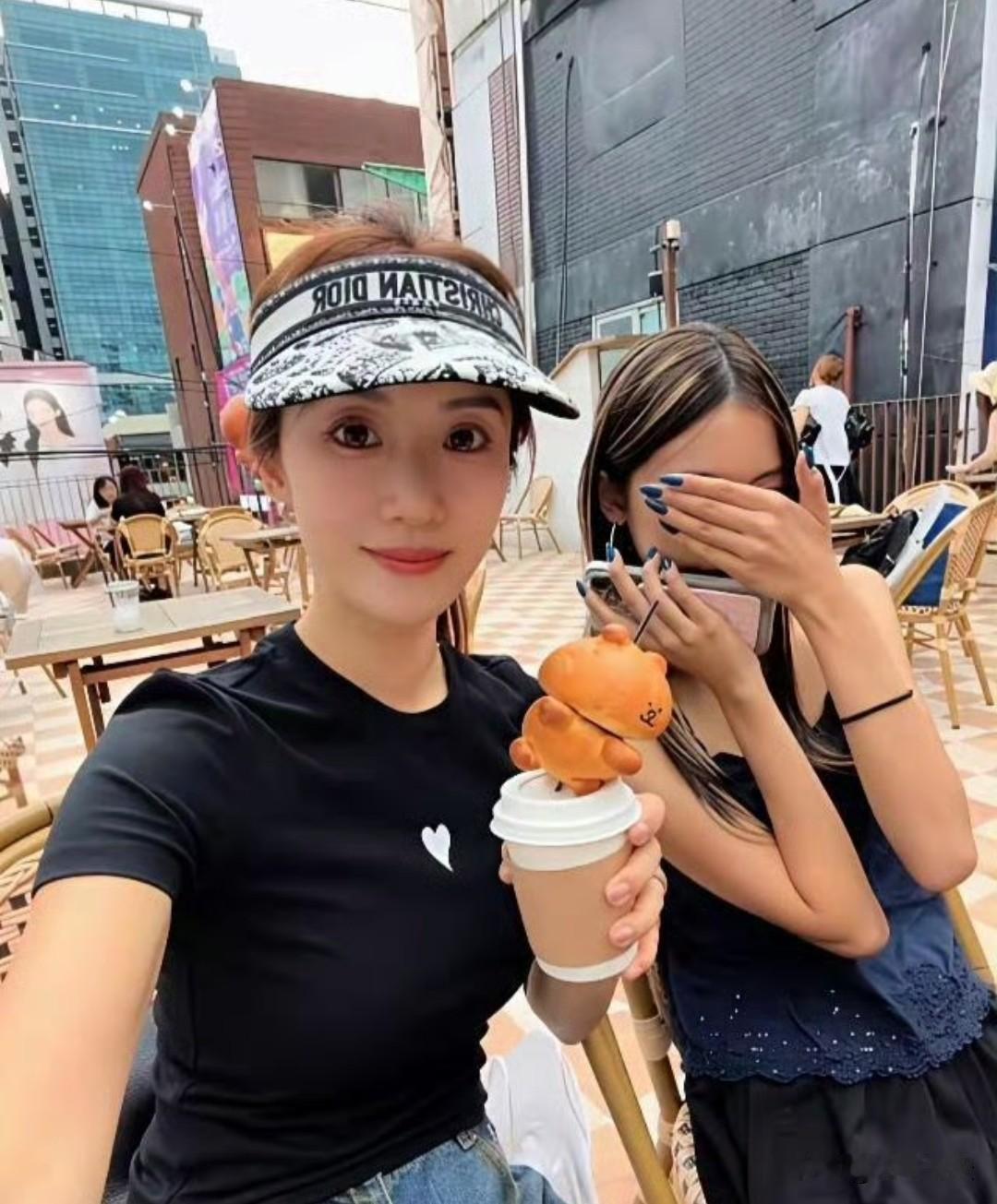 李念带14岁大女儿打卡韩国首尔。41岁的她身材纤细、妆容精致，和女儿同框像姐妹。