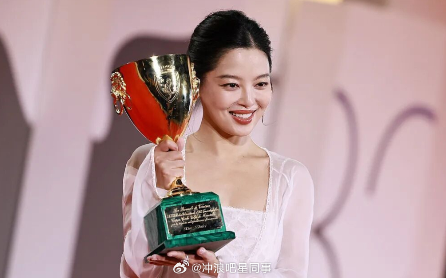 秦岚祝贺辛芷蕾影后秦岚说为辛芷蕾骄傲 辛芷蕾获奖后，秦岚第一时间就给蕾蕾发去微信