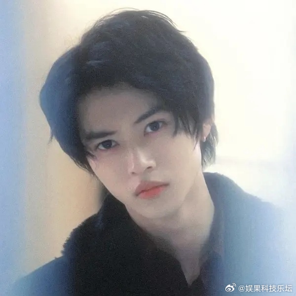 偶然发现一张图，这张的氛围感比梓渝的还要满 