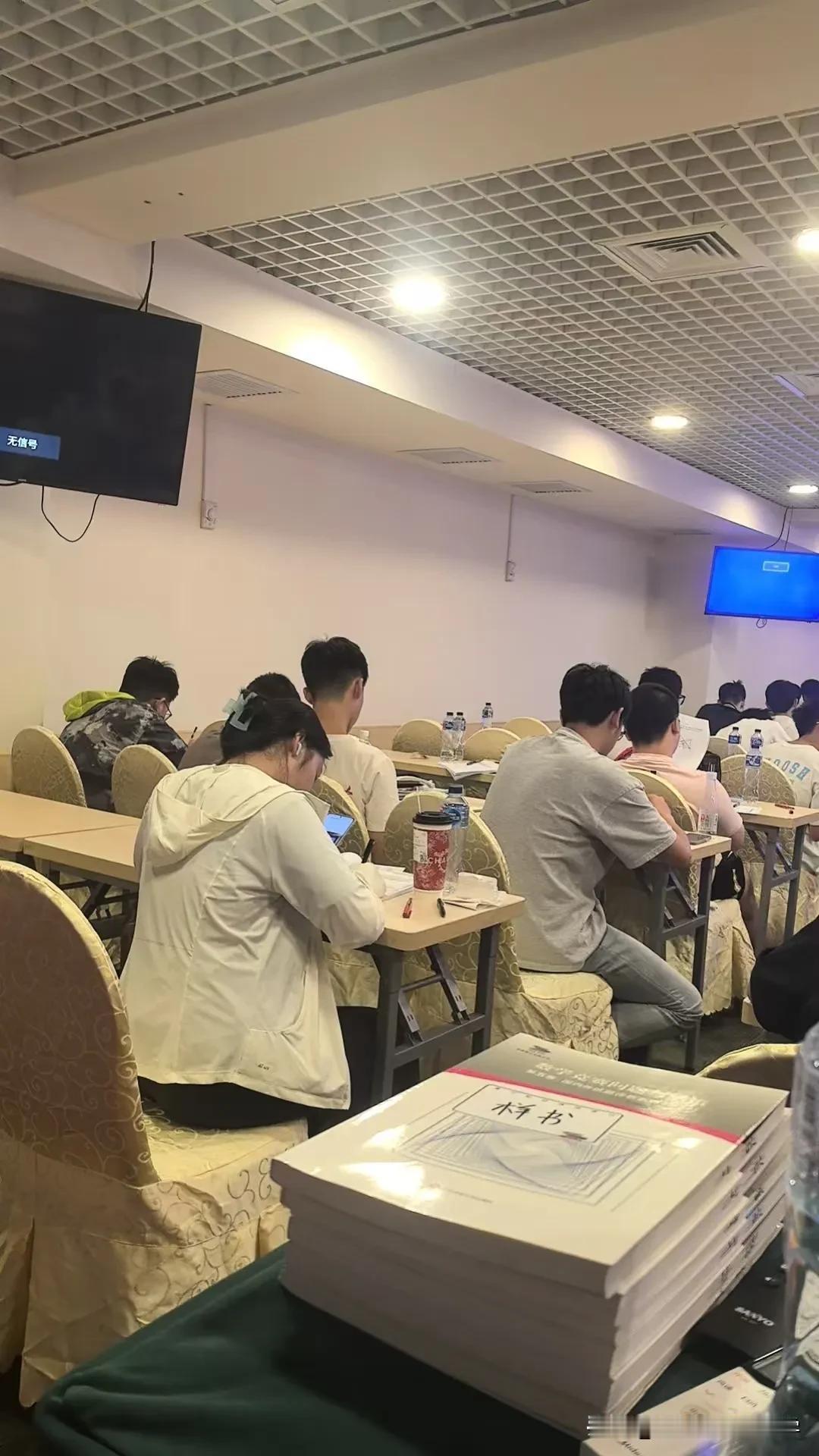 坚持参加数学竞赛培训的女生真是不容易，
在男生高手如云的数学竞赛场女生真稀缺，