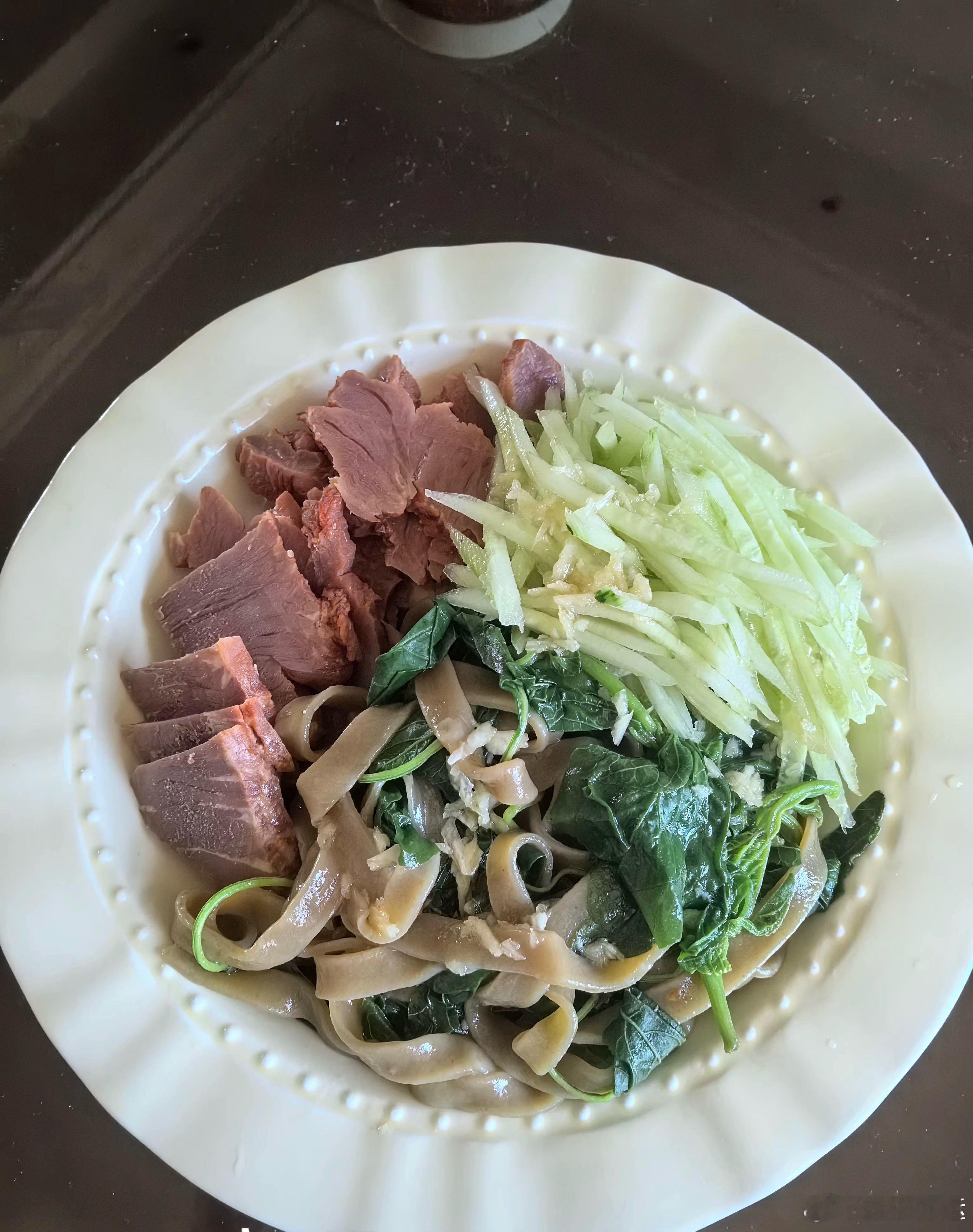 🐝❧:已经到了绝食都不掉称的年纪，生活真的很新鲜，每天都是减肥的第一天，缺钱缺