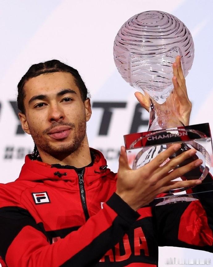 介绍的第一个短道速滑运动员就应该是加拿大名将 William DANDJINOU