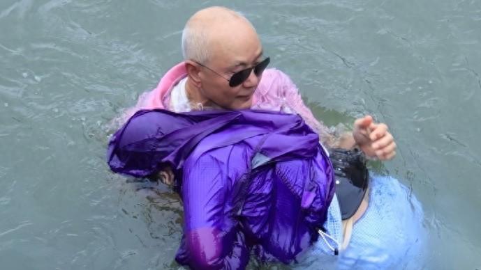 近日，上海一女子不慎落水，81岁的老兵孙灶立直接跳入湖中救人。把落水者拖回岸边后