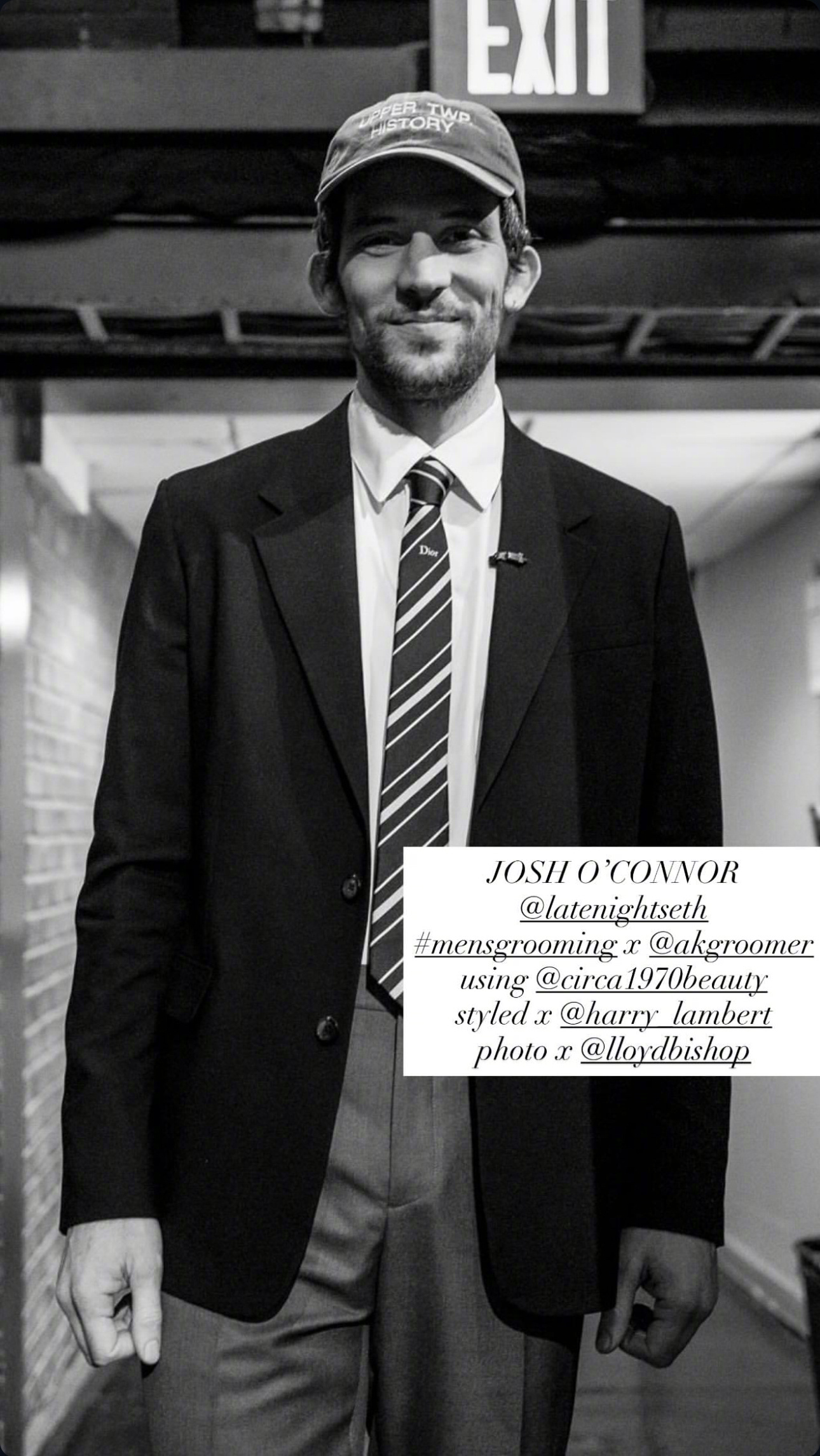 Josh O’Connor 身穿 Dior 套装出席节目，领带成为点睛之笔。质感