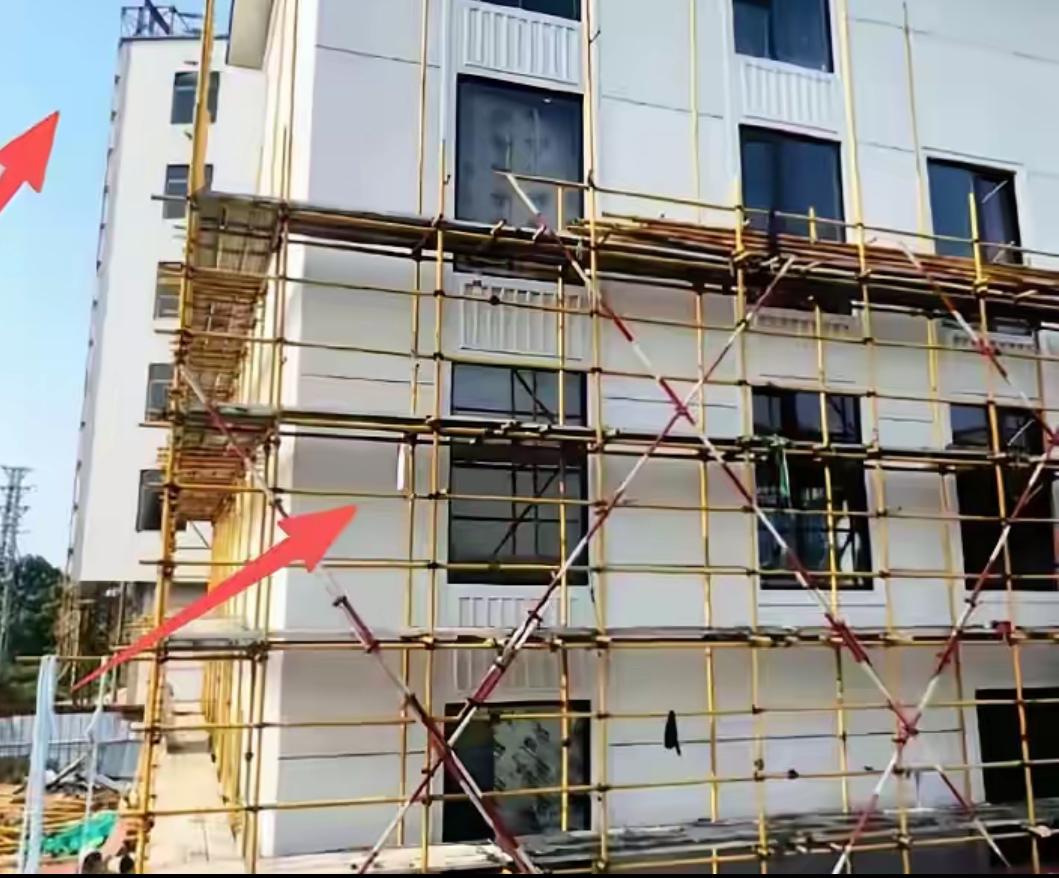 脚手架一拆，全网看傻了！全红婵家新房不是豪宅是“隐身房”
全红婵家的新房，终于拆