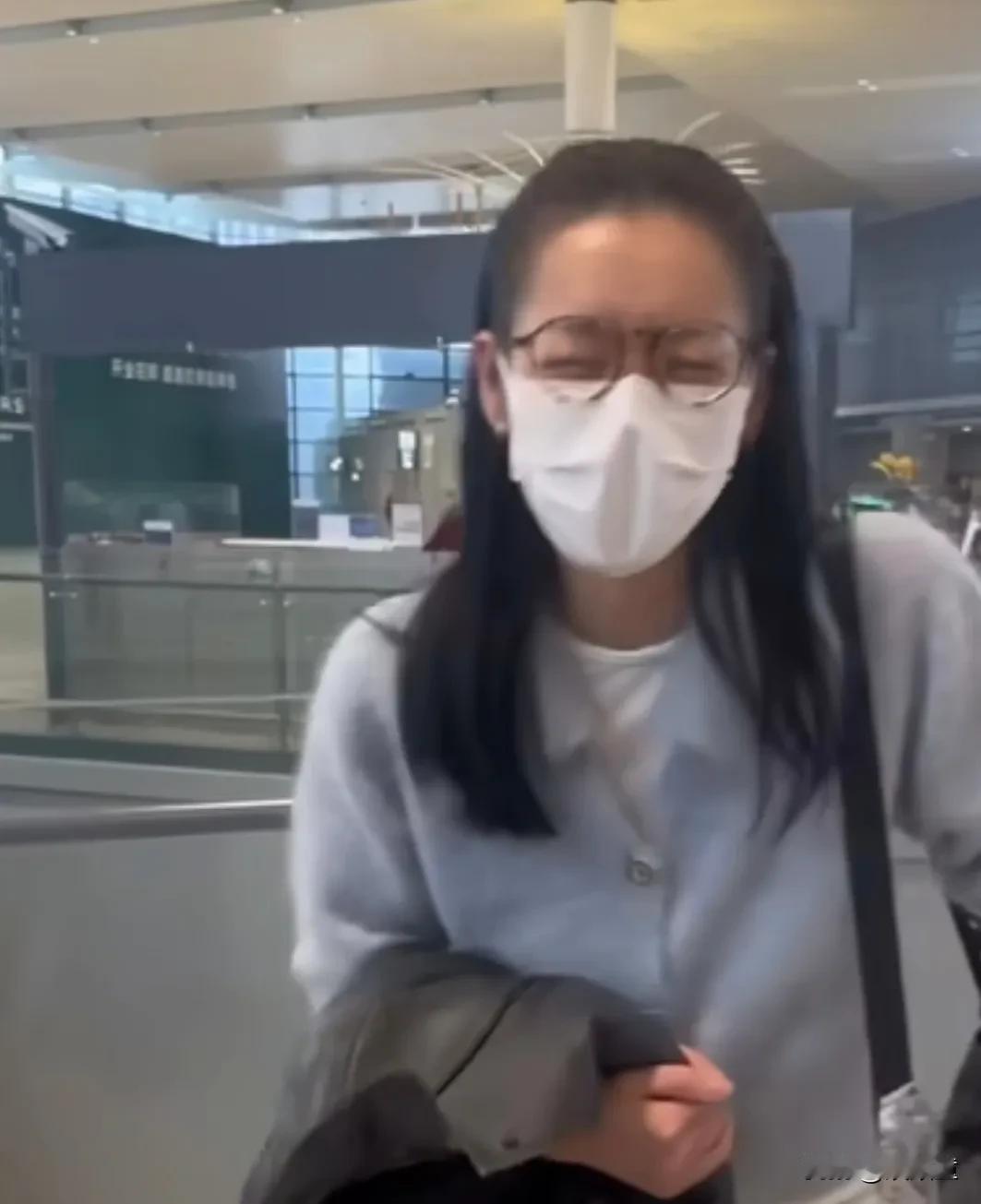 井柏然、刘雯一同现身机场，“无效避嫌”被粉丝拍到，刘雯在前面，穿着时尚，虽然带了