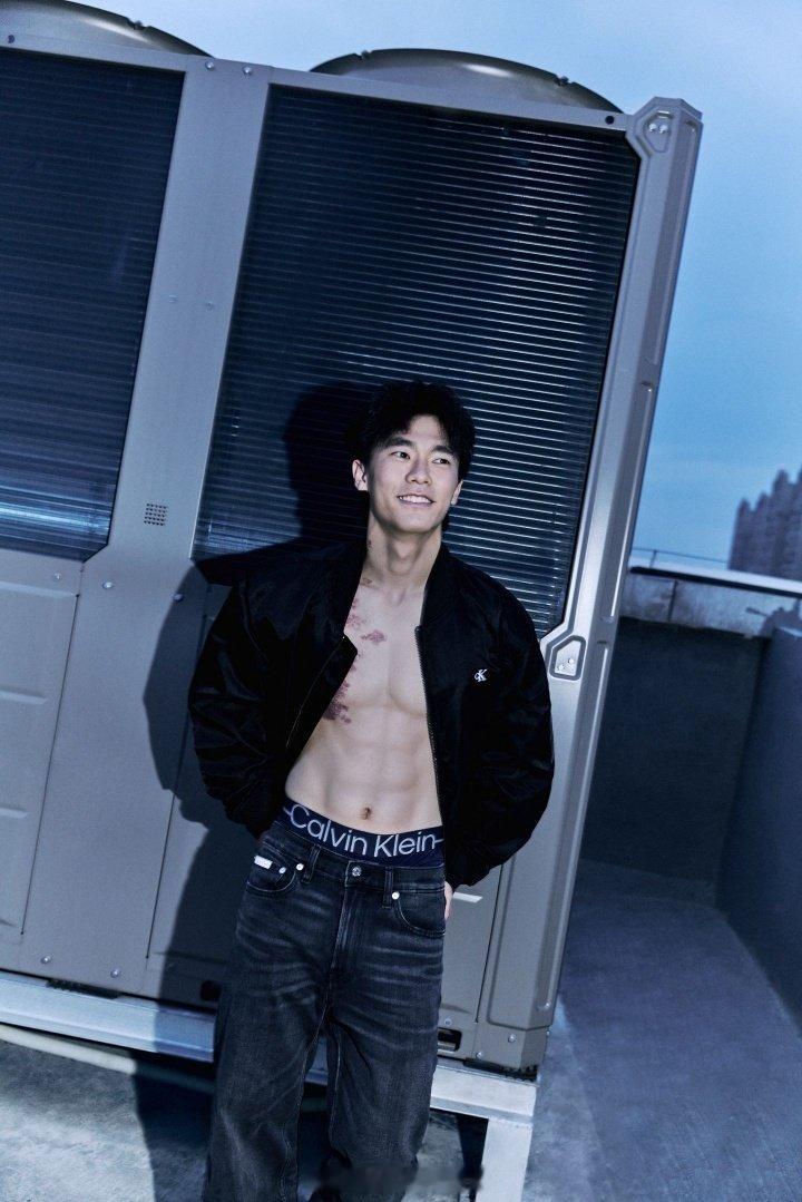 这是代言CK吗？胡荷韬社媒晒场下写真  cr：八哥爱看球 