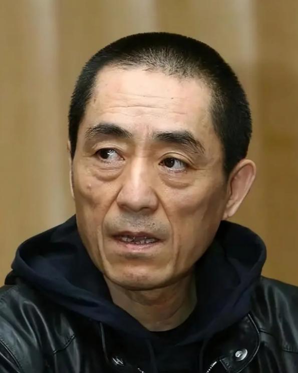 张艺谋回老家，对着修了一辈子自行车的残疾弟弟，说：“哥给你三个选择！”弟弟低头想