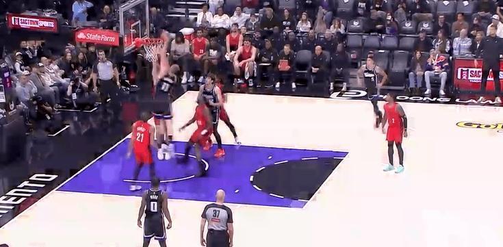 杨瀚森第三节末段替补登场，进攻犯规&被小萨隔扣&走步违例

今日NBA常规赛，开