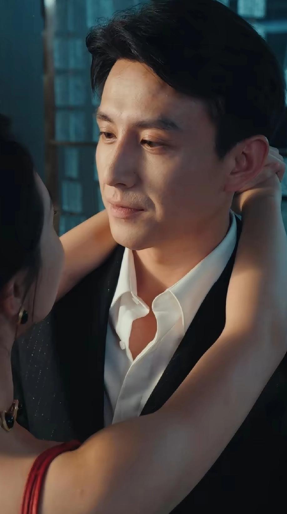 刘萧旭的新剧《新英雄本色》今天正式在爱~艺正式上线啦！
    妈耶，这部戏港风