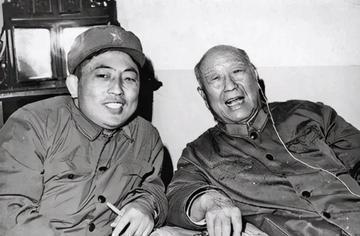 1948年12月份，解放军战士给一个被俘的伙夫发了两块大洋将其释放，不料伙夫真实