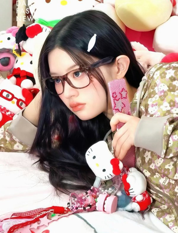 如何看待illit资源 前有李沅禧去香奈儿时装周 后有minju和三丽鸥联名 ​