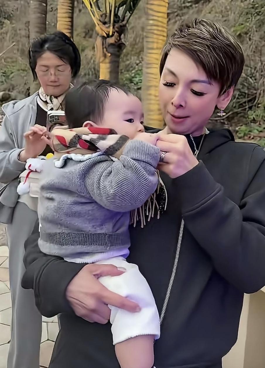 汪三宝心里想，抱我的这个人是谁呢？好像不是我的妈妈，我妈妈的睫毛没这么长[捂脸]