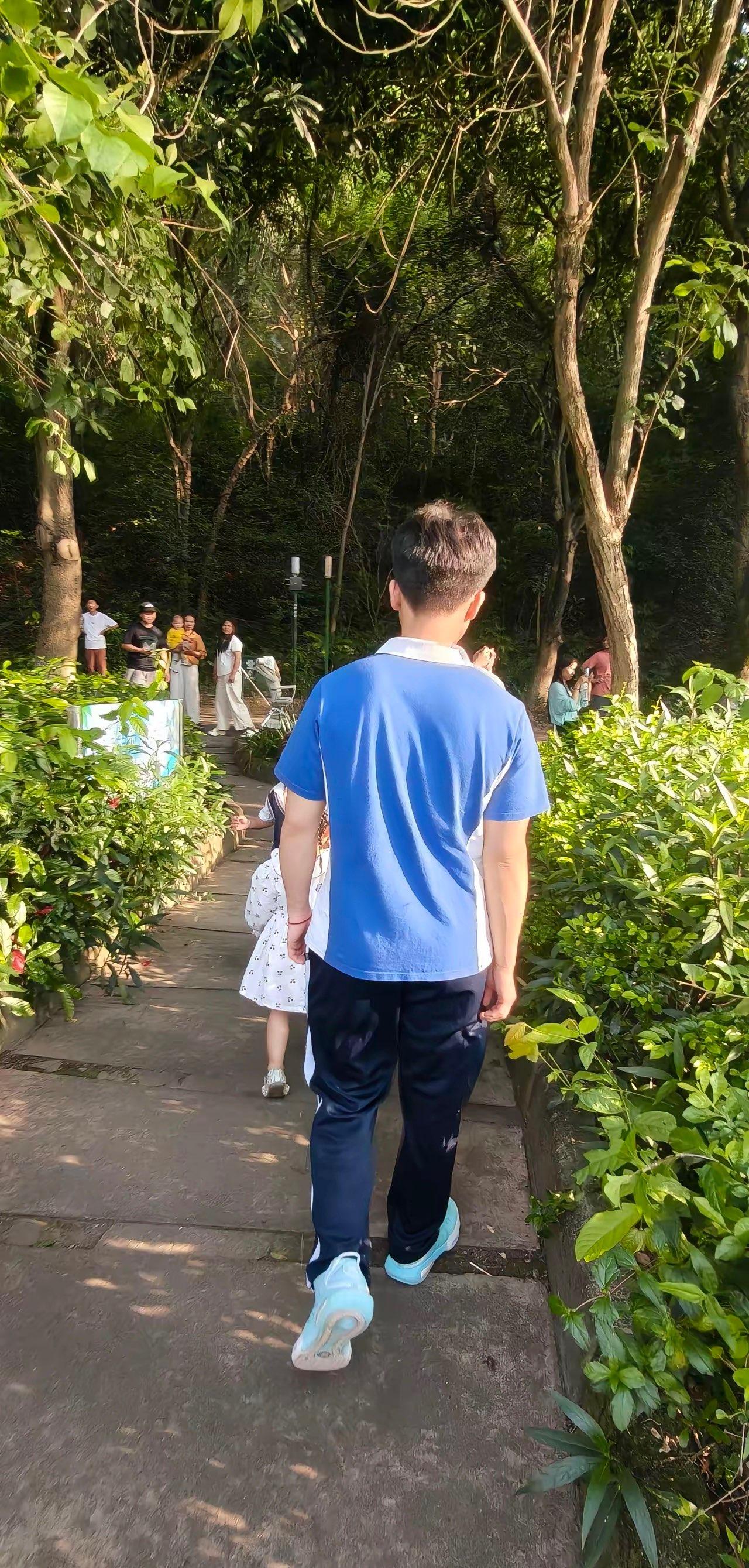 带孩子到外面走走，孩子穿校服，很多人都说为什么放假了还穿校服，难道没有衣服穿吗？