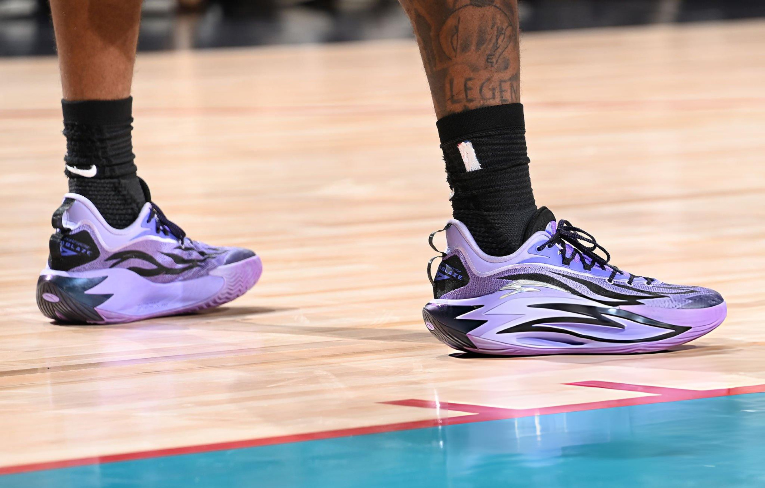 罗恩·霍兰二世今日上脚安踏狂潮 7。本赛季活塞战绩亮眼，安踏签下这位潜力新星，确