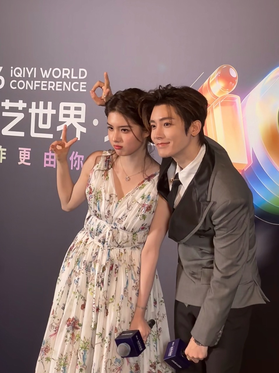 侯明昊艾米还原丝带蒙眼名场面这两位就这样对抗上了，这年上感不一下就来了吗 