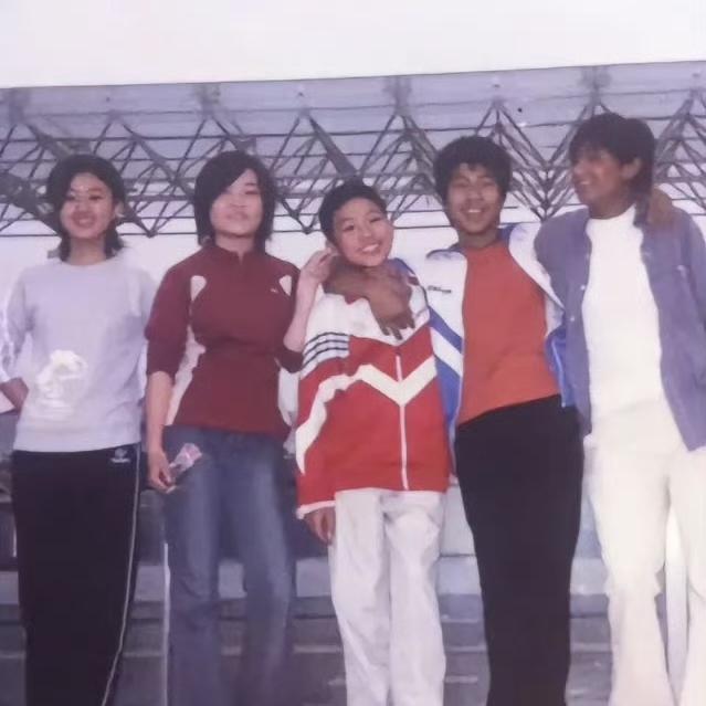 赵丽颖初中同学分享旧照📷