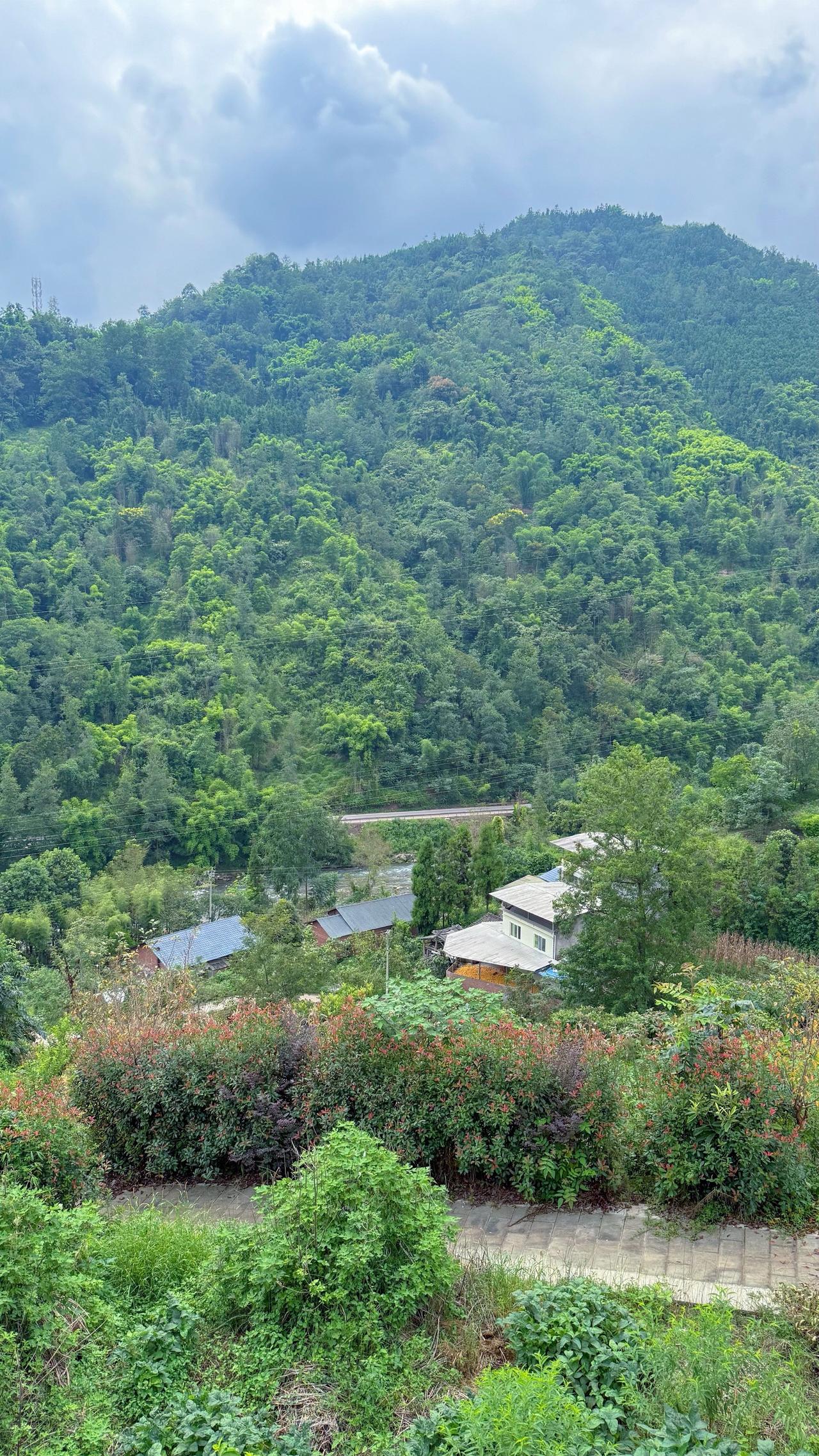 无论走多远，都不会忘记儿时的小村庄，虽然小也不富裕，但承载了我们太多美好的回忆。