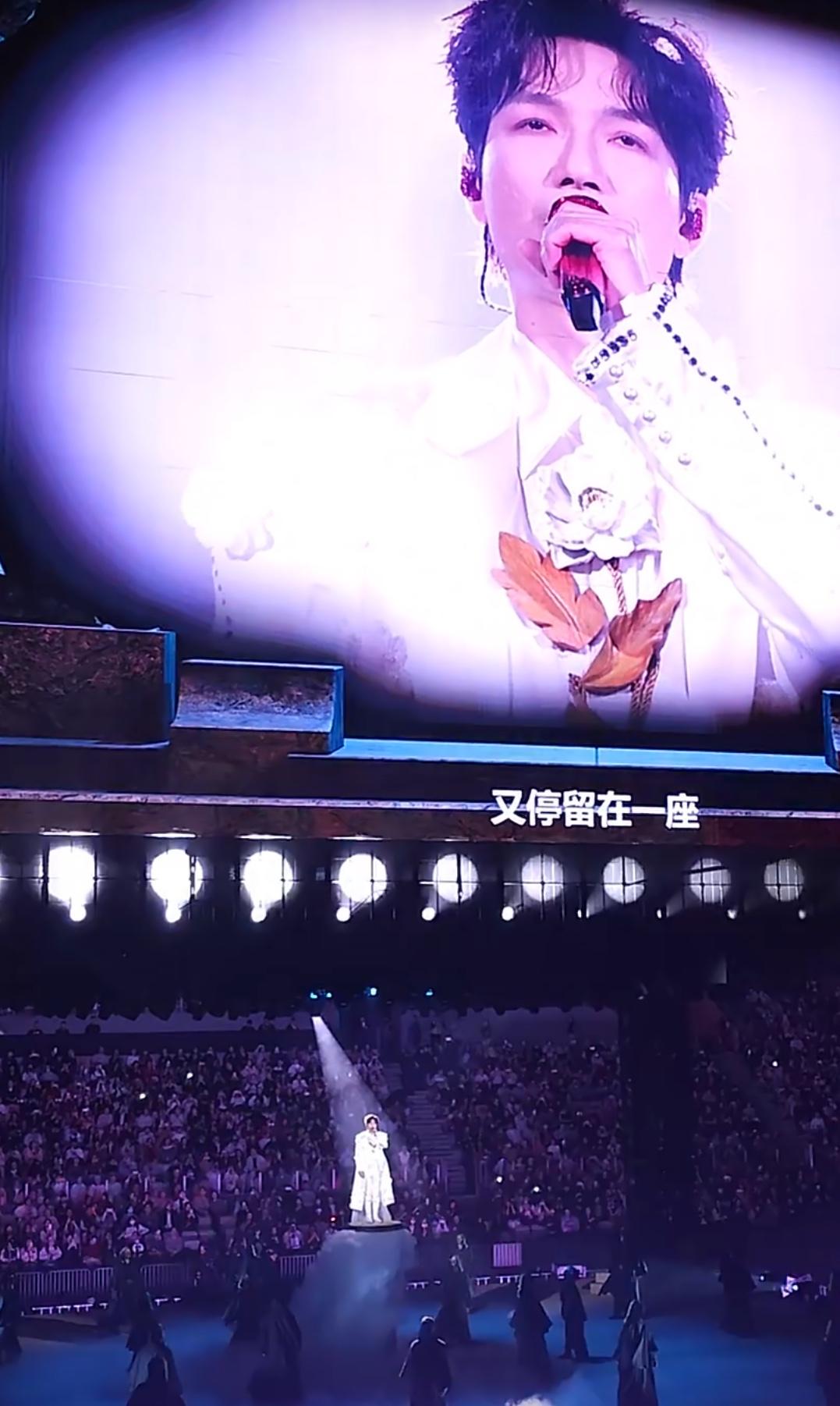 陈楚生深圳站开场《追风筝的孩子》。
虽然还是这首歌，但是一开口的歌词真的太戳人了