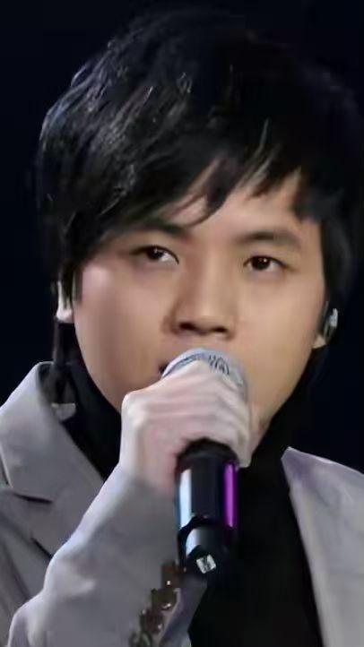 郑源，1982年生于广东阳江，华语流行男歌手、词曲创作人，星海音乐学院毕业，北京