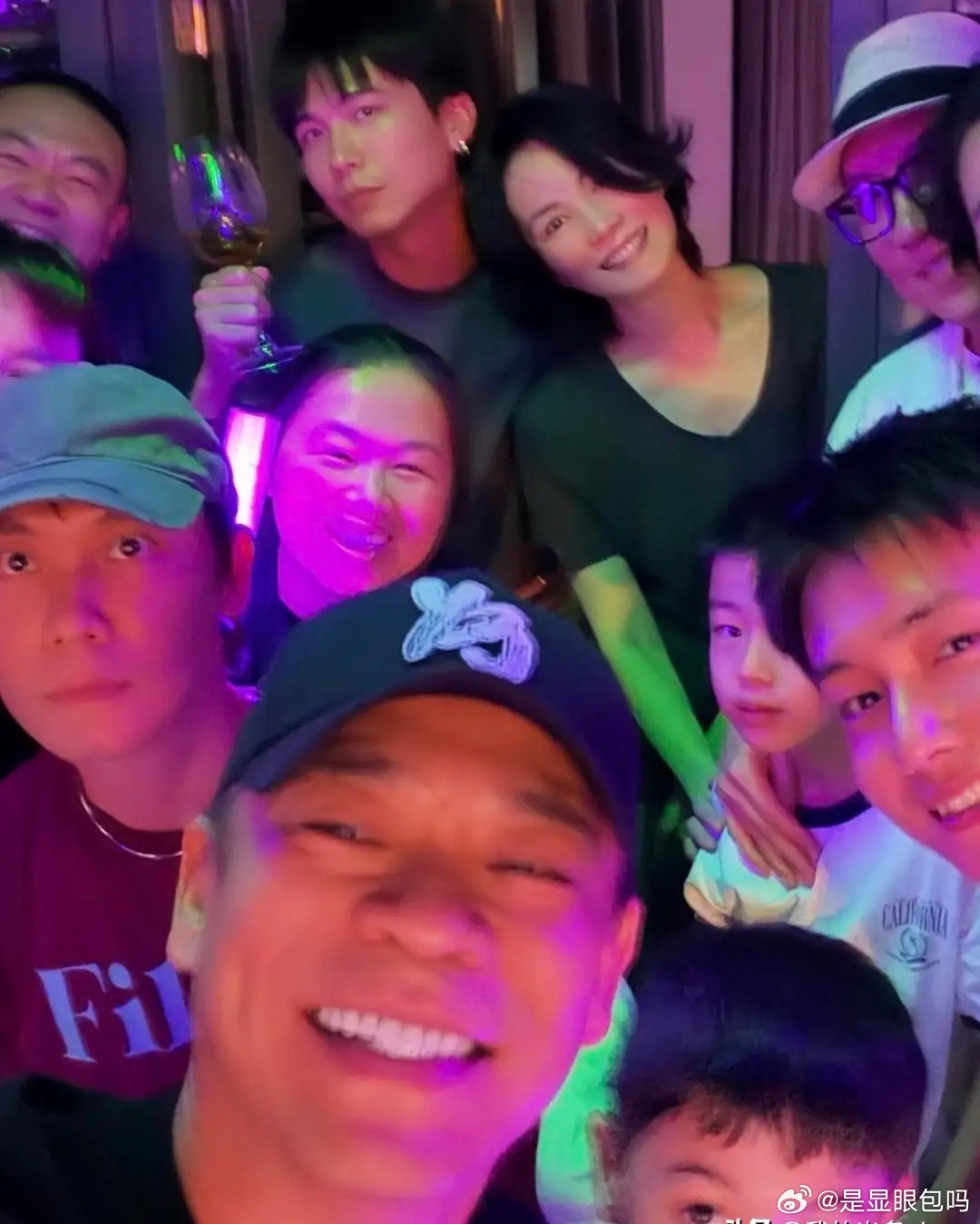 王菲和男闺蜜现身谢霆锋西安演唱会，孙浩翟子路也在，大合照曝光！ 