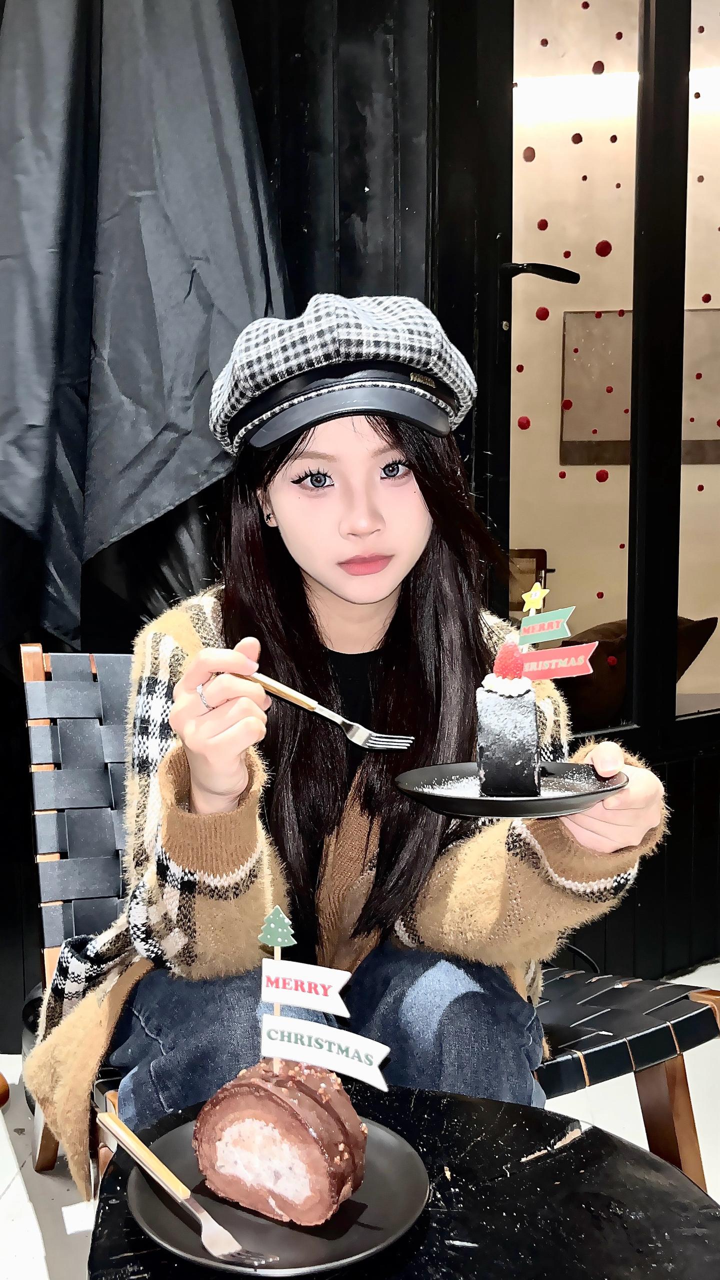 去年这个时候也在吃黑巧蛋糕，今年换了一家店，换了顶帽子，没变的还是我一个人