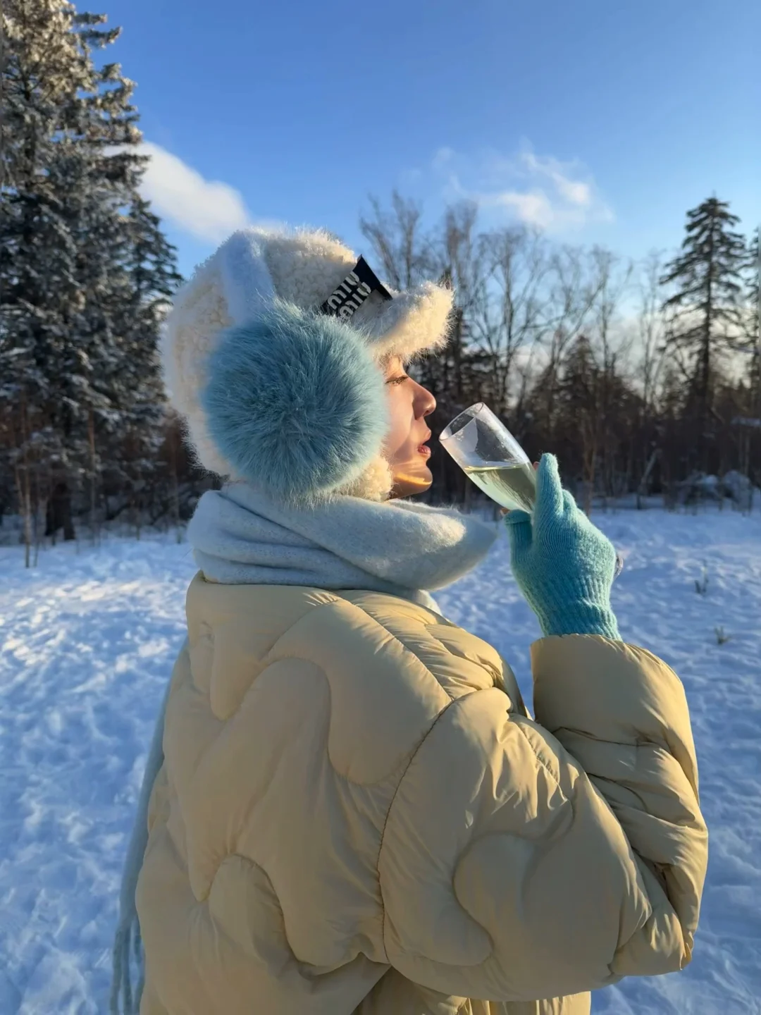 在雪岭装了杯大的