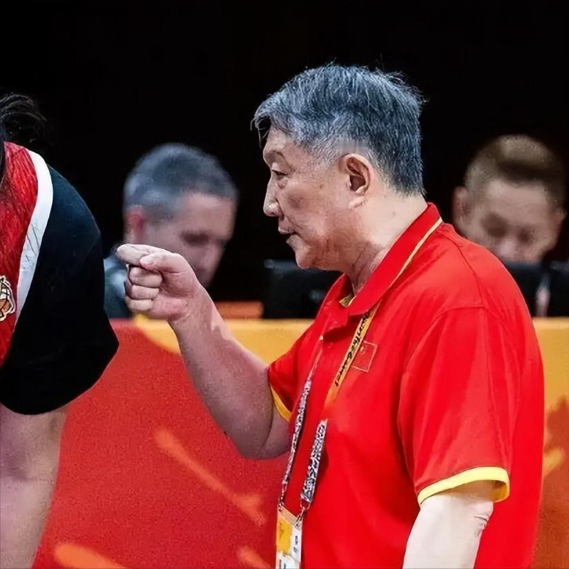 过去十年，中国女篮历经三任主教练，没有一位能躲过外界的批评指责。而到了被称为“救
