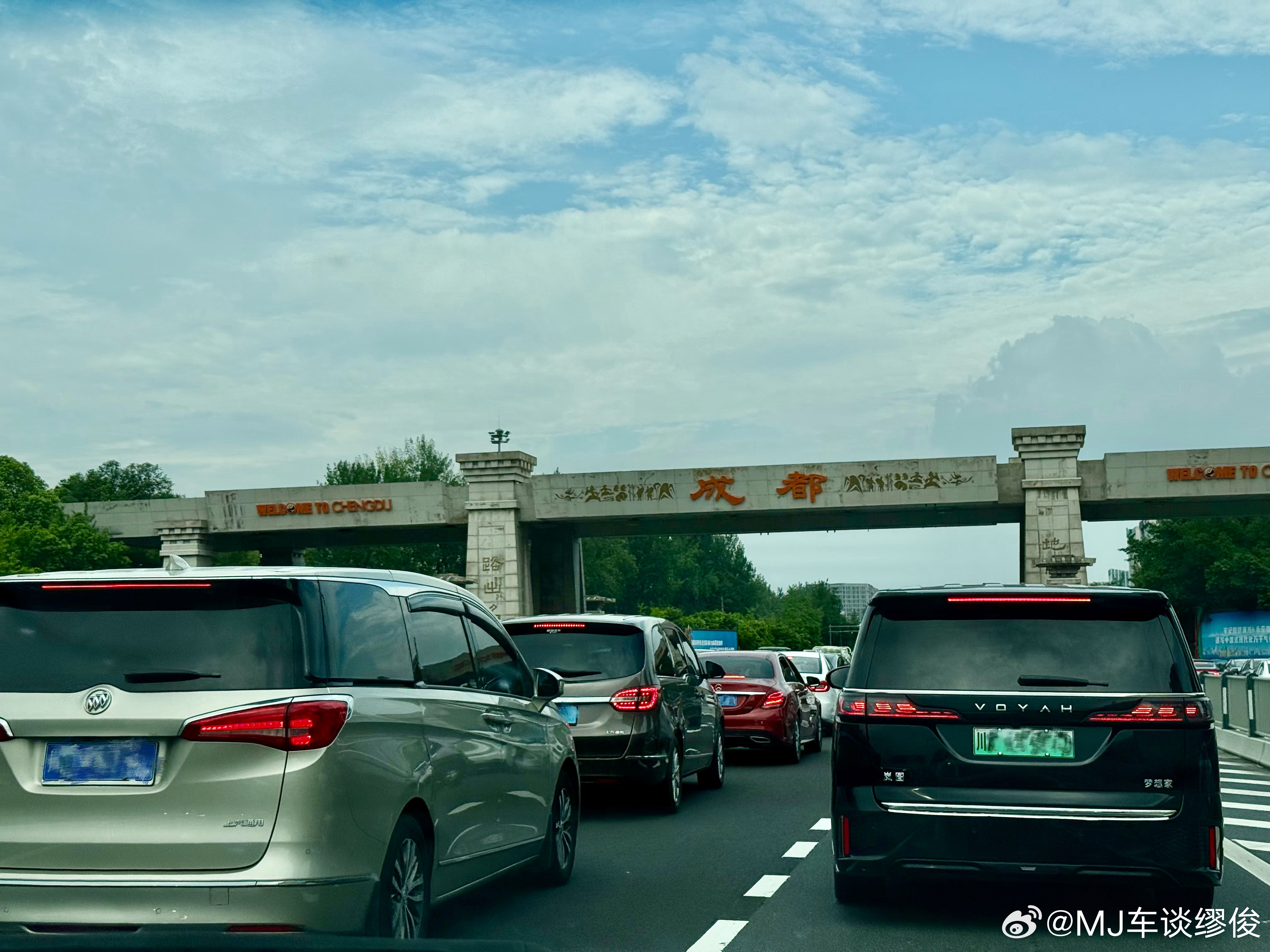 落地成都，刚过这个标志性入城大门就遇上堵车前面并排两台热门MPV，左边别克GL8