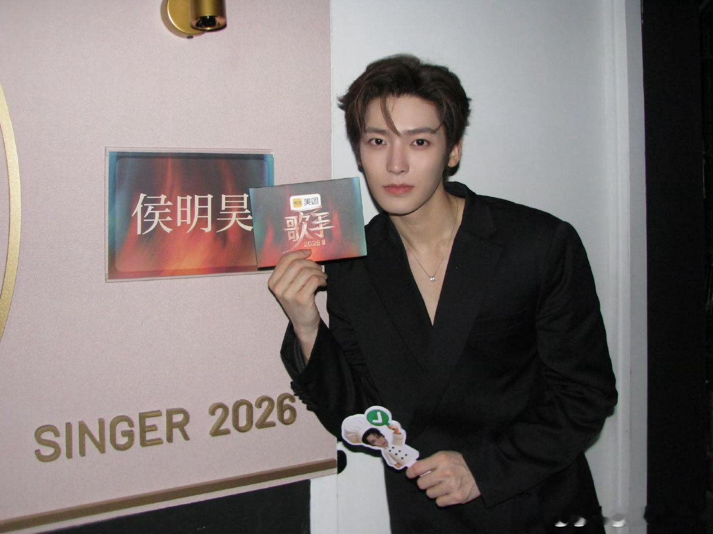 侯明昊是学音乐的侯明昊歌手的口碑科班学习练就扎实唱功，对待舞台认真虔诚，歌手路人