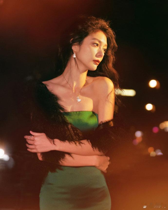 傅菁绿裙  傅菁绿色抹胸裙 傅菁的绿色抹胸裙造型，简直就是一场关于美的传奇，美得