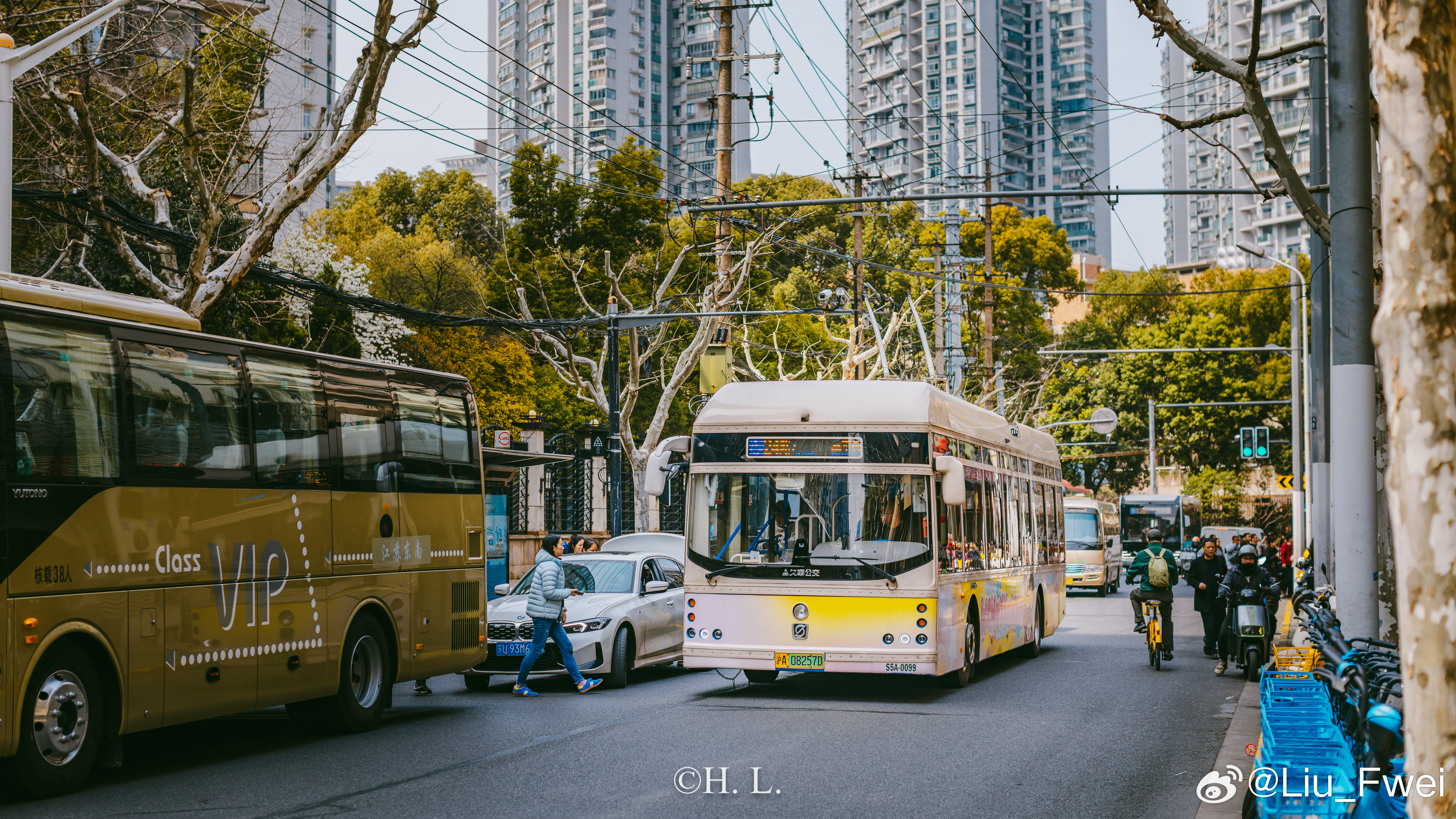 陕西北路北口的几家饭店经常承接一些红白喜事。这些宴席的参与者众，于是周末午间和傍