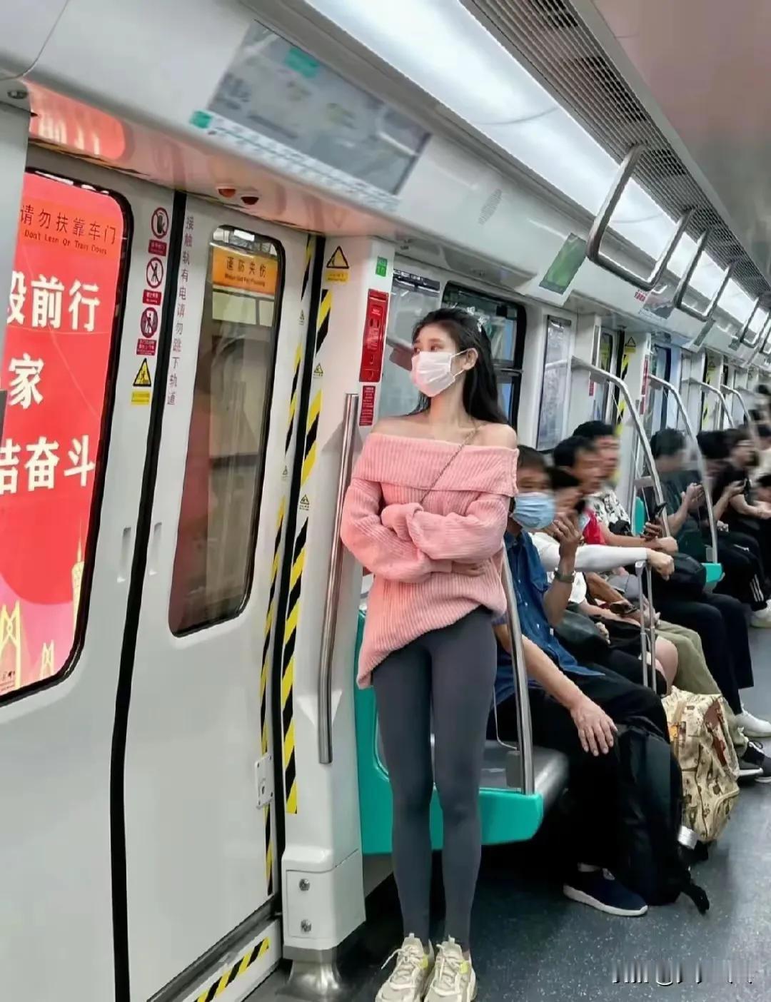 地铁美女，牛仔裤美女，哪个更美？
